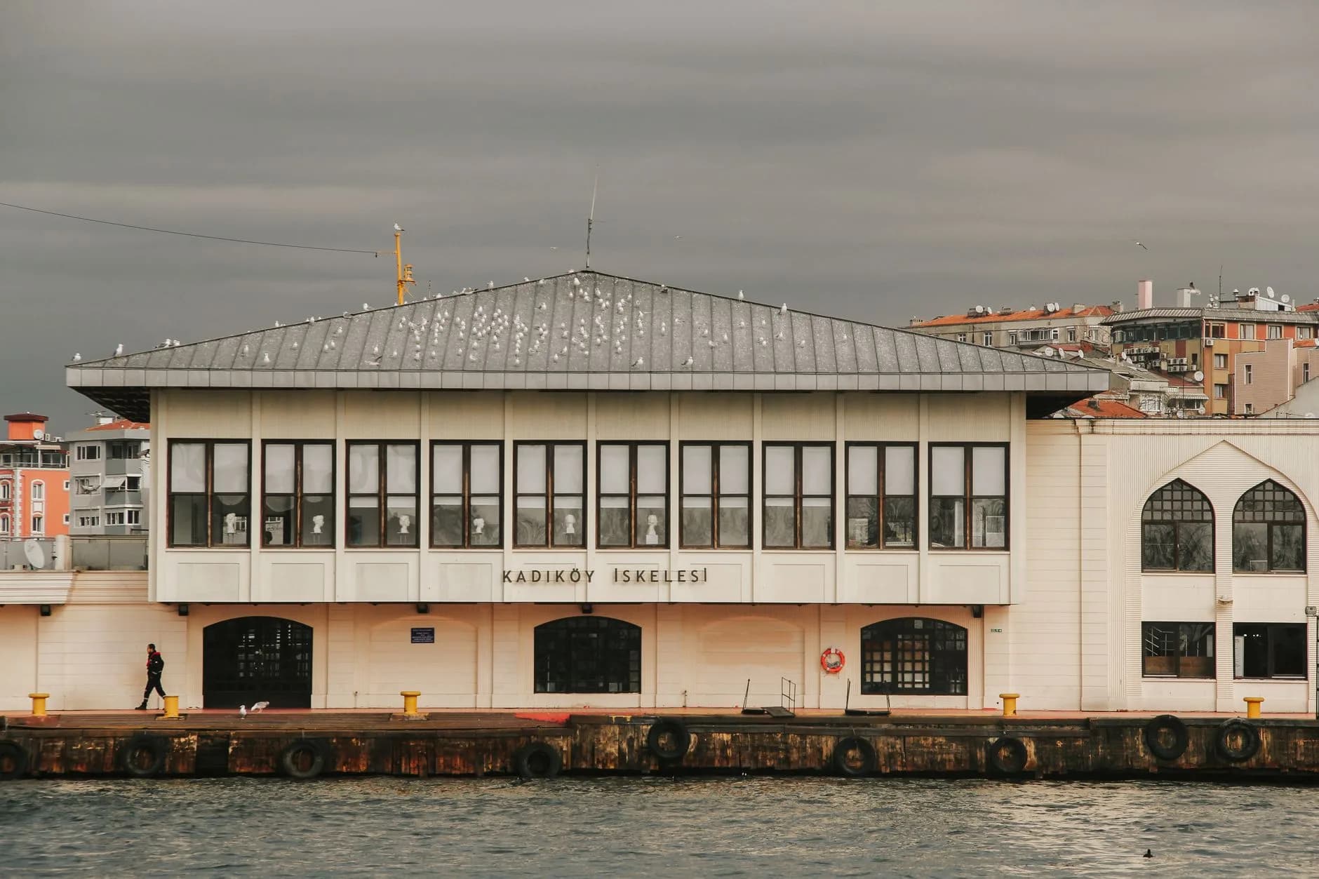 Caferağa Mahallesi Rehberi: Sahaflar, Kafeler ve Gece Hayatı