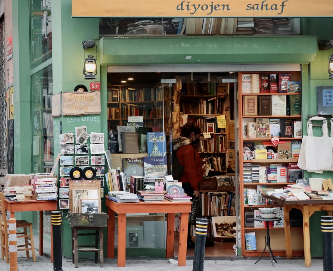 Kadıköy Antika ve İkinci El Rehberi: Sahaf Sokağından Vintage Dükkanlara - Kadıköy ilişkili yazı