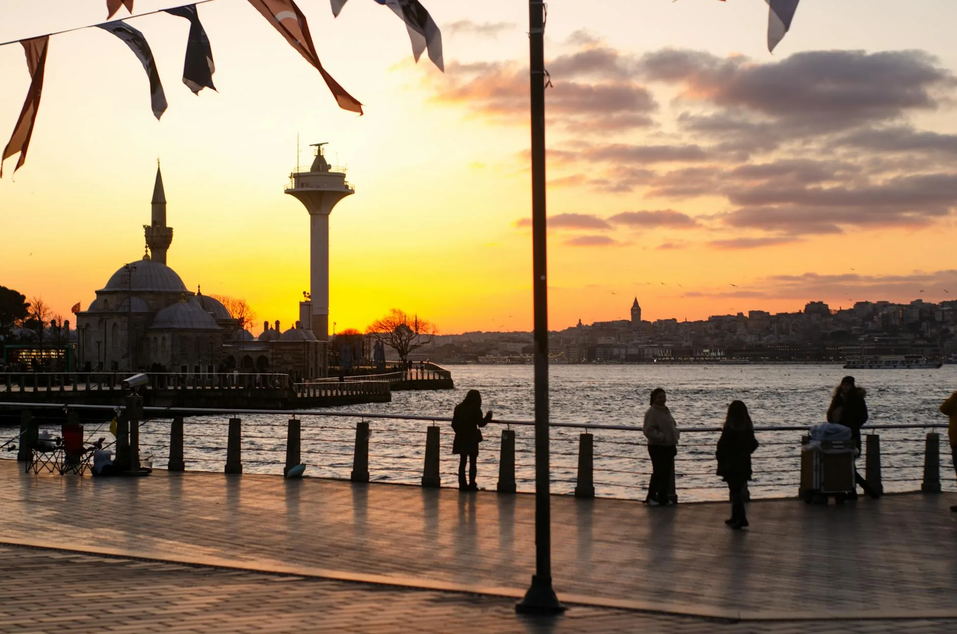 Kadıköy'de Hafta Sonu Planı: Sabah Kahvesinden Akşam Yemeğine Tam Gün Rehber - Kadıköy rehber görseli