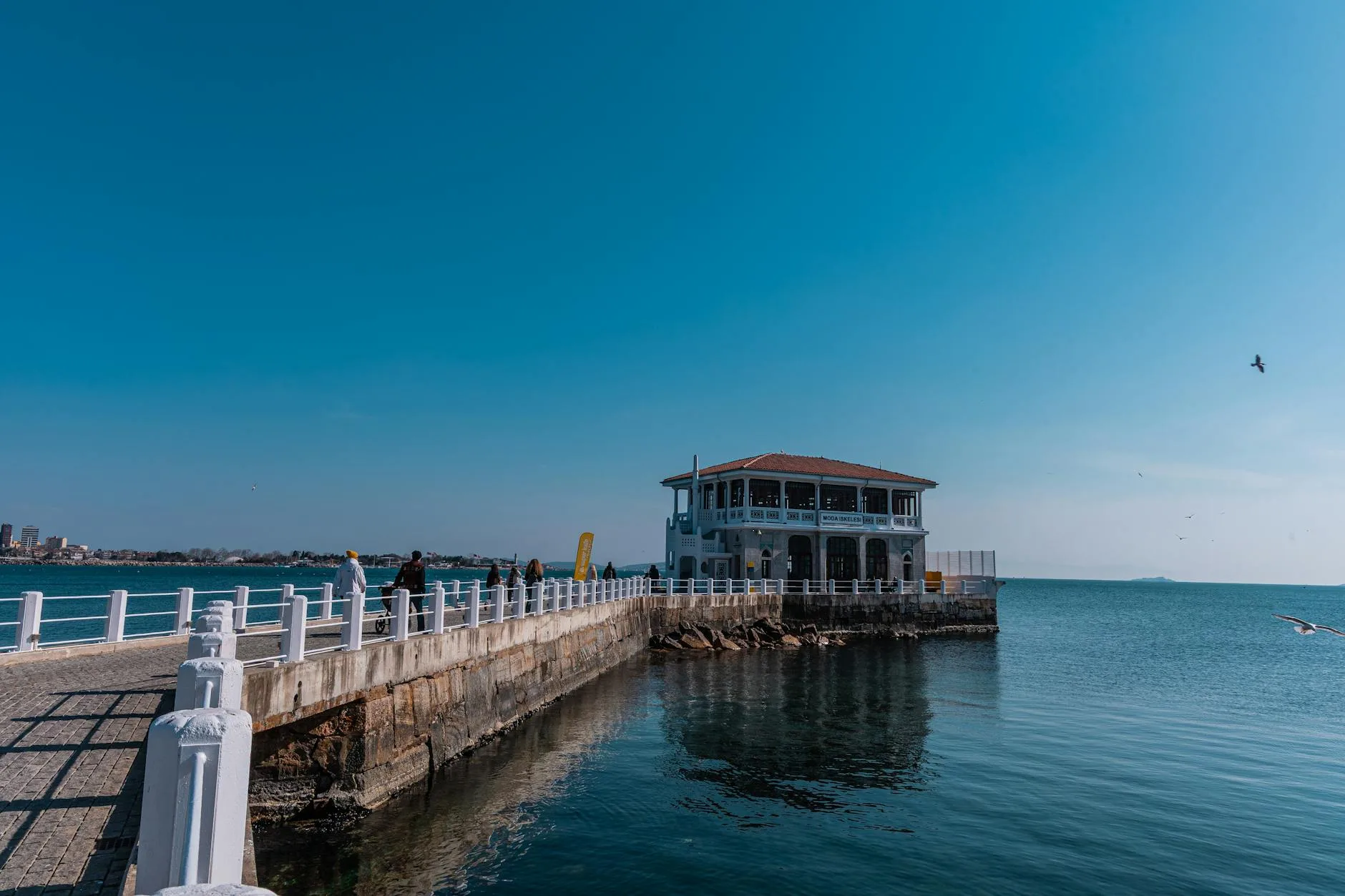Yeldeğirmeni Rehberi: Murallar, Kahveciler ve Alternatif Kadıköy Rotası - Kadıköy blog görseli